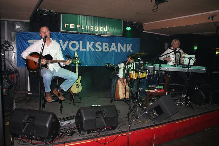 2008-11-28 M3_live at replugged 167.jpg
